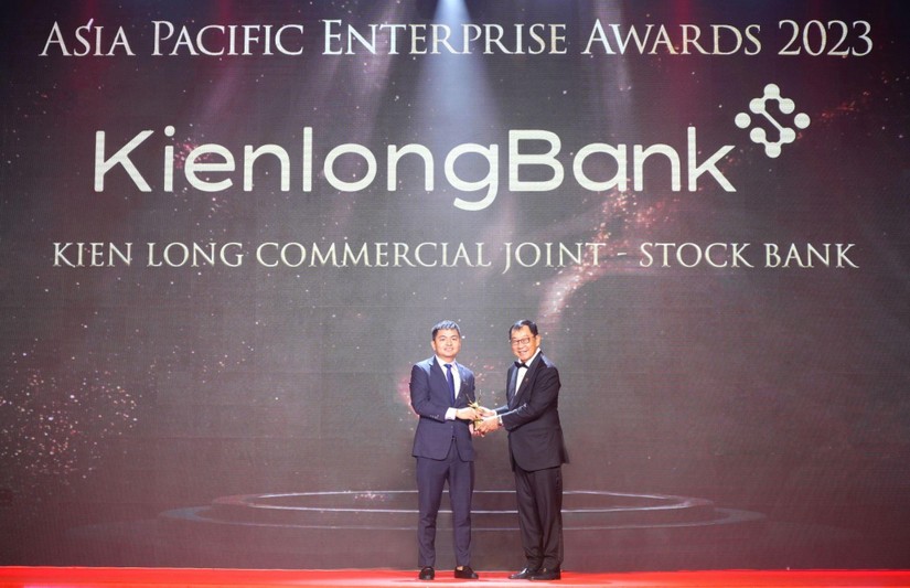 &Ocirc;ng Đỗ Văn Bắc - Ph&oacute; Tổng gi&aacute;m đốc, đại diện KienlongBank nhận giải thưởng &ldquo;Trang Nhà Cái 555win.com - Đăng Nhập +555k tăng trưởng nhanh&rdquo; ch&acirc;u &Aacute; - Th&aacute;i B&igrave;nh Dương