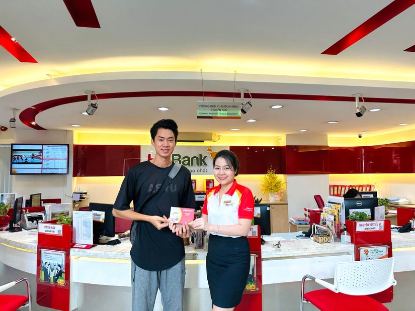 Hơn 1.000 kh&aacute;ch h&agrave;ng tr&ecirc;n cả nước đ&atilde; hồ hởi nhận giải thưởng đợt đầu ti&ecirc;n l&agrave; v&eacute; m&aacute;y bay khứ hồi 0 đồng v&agrave; ho&agrave;n tiền đến 5 triệu đồng khi tham gia chương tr&igrave;nh &ldquo;V&ograve;ng quay may mắn HDBank Vietjet Air&rdquo; của HDBank.