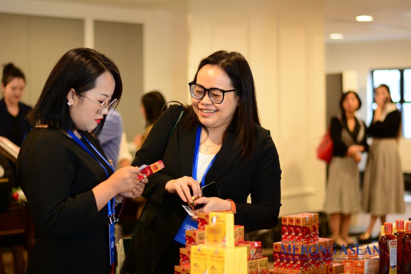 Ngo&agrave;i c&aacute;c sản phẩm cao, dầu, Sao Th&aacute;i Dương c&ograve;n mang đến c&aacute;c sản phẩm như dầu gội, kem đ&aacute;nh răng... giới thiệu đến đối t&aacute;c tiềm năng. Ảnh: L&ecirc; Hồng Nhung
