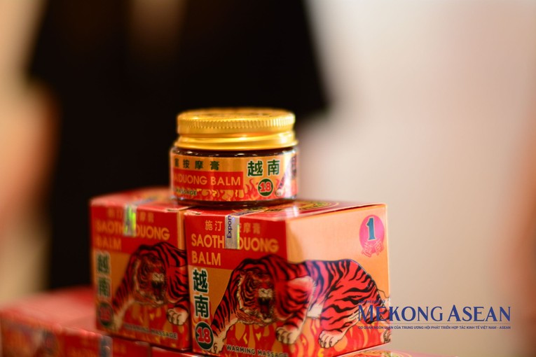 Sản phẩm cao Saothaiduong Balm l&agrave; sản phẩm Trang Nhà Cái 555win.com - Đăng Nhập +555k ph&aacute;t triển d&agrave;nh ri&ecirc;ng cho thị trường Trung Quốc v&agrave; đang trong qu&aacute; tr&igrave;nh ho&agrave;n thiện thủ tục đăng k&yacute; số nhập khẩu. Ảnh: L&ecirc; Hồng Nhung