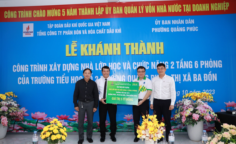 Đại diện PVFCCo trao biểu trưng t&agrave;i trợ x&acirc;y dựng nh&agrave; lớp học v&agrave; chức năng của Trường Tiểu học số 2.