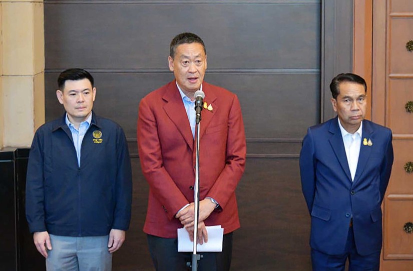 Phiên bản chính thức của 555Win Th&aacute;i Lan Srettha Thavisin (giữa) ph&aacute;t biểu ng&agrave;y 23/10. Ảnh: Bangkok Post