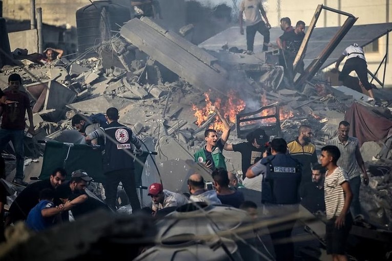 Người Palestine t&igrave;m kiếm thi thể v&agrave; những người sống s&oacute;t trong đống đổ n&aacute;t của một khu vực bị ph&aacute; hủy sau c&aacute;c cuộc kh&ocirc;ng k&iacute;ch của Israel ở Gaza, ng&agrave;y 25/10. Ảnh: EPA-EFE