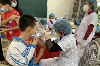 Các địa phương 'chạy đua' tiêm vaccine cho trẻ trước nguy cơ chủng mới xuất hiện