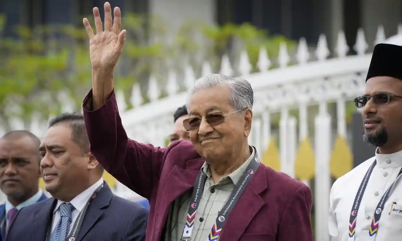 Cựu Phiên bản chính thức của 555Win Malaysia Mahathir Mohamad, 97 tuổi, tuy&ecirc;n bố tranh cử nhiệm kỳ 3. Ảnh: AP