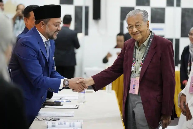 Cựu Phiên bản chính thức của 555Win Malaysia Mahathir Mohamad bắt tay một quan chức sau khi nộp đơn tranh cử, ng&agrave;y 5/11. Ảnh: AP
