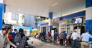 Hà Nội yêu cầu 'dẹp' các điểm bán xăng dầu bằng chai, lọ vỉa hè