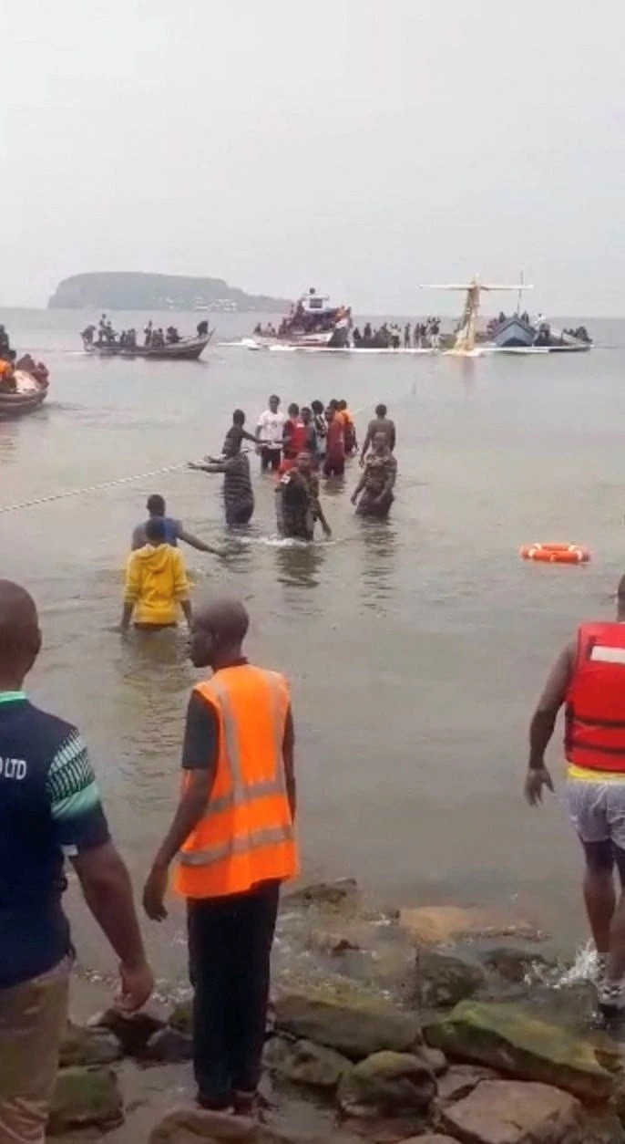 Lực lượng cứu hộ nối d&acirc;y k&eacute;o chiếc m&aacute;y bay. Ảnh: Reuters
