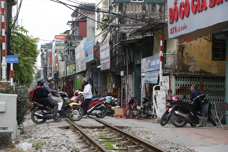 Bộ GTVT đề nghị địa phương bố tr&iacute; ng&acirc;n s&aacute;ch x&oacute;a lối đi tự mở qua đường sắt.
