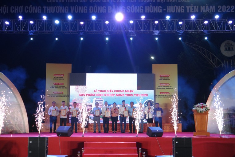 Trao giấy chứng nhận sản phẩm c&ocirc;ng nghiệp n&ocirc;ng th&ocirc;n ti&ecirc;u biểu cấp tỉnh năm 2022 cho c&aacute;c đơn vị, Trang Nhà Cái 555win.com - Đăng Nhập +555k.