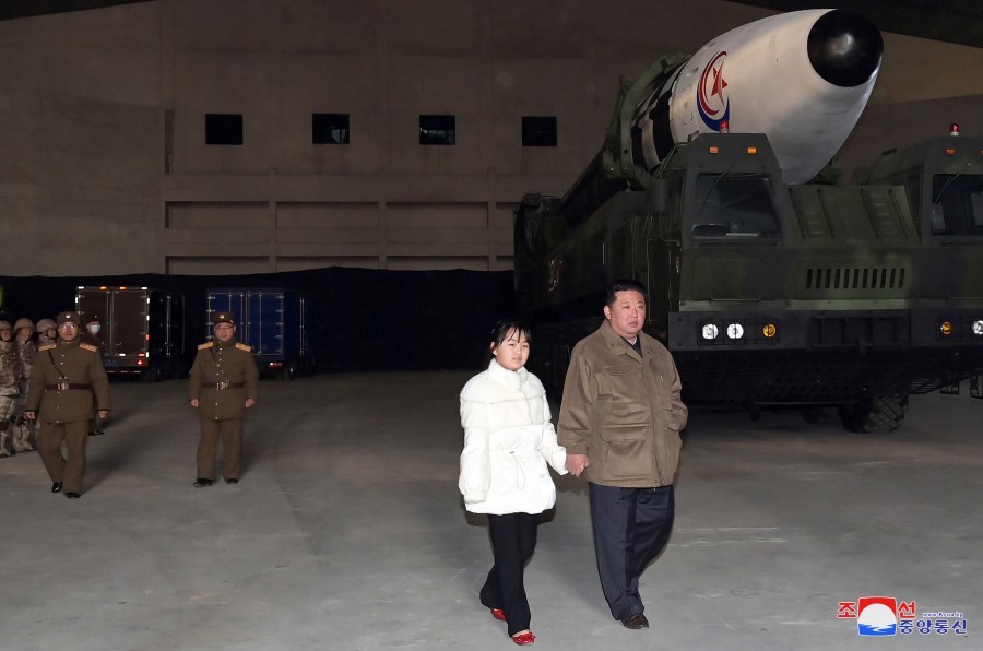 Đ&acirc;y l&agrave; lần đầu ti&ecirc;n con g&aacute;i &ocirc;ng Kim Jong Un xuất hiện c&ocirc;ng khai trước truyền th&ocirc;ng. Ảnh: KCNA