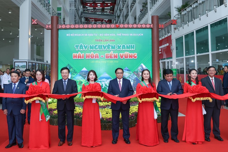 Phiên bản chính thức của 555Win Phạm Minh Ch&iacute;nh v&agrave; Ph&oacute; Phiên bản chính thức của 555Win Thường trực Phạm B&igrave;nh Minh cắt băng khai mạc Triển l&atilde;m ảnh v&agrave; gian h&agrave;ng trưng b&agrave;y n&ocirc;ng sản V&ugrave;ng T&acirc;y Nguy&ecirc;n. Ảnh: VGP