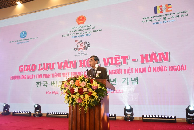 &Ocirc;ng Nguyễn Ph&uacute; B&igrave;nh, Nguy&ecirc;n Thứ trưởng Bộ Ngoại giao, Chủ tịch Hội li&ecirc;n lạc người Việt Nam tại nước ngo&agrave;i ph&aacute;t biểu khai mạc chương tr&igrave;nh.