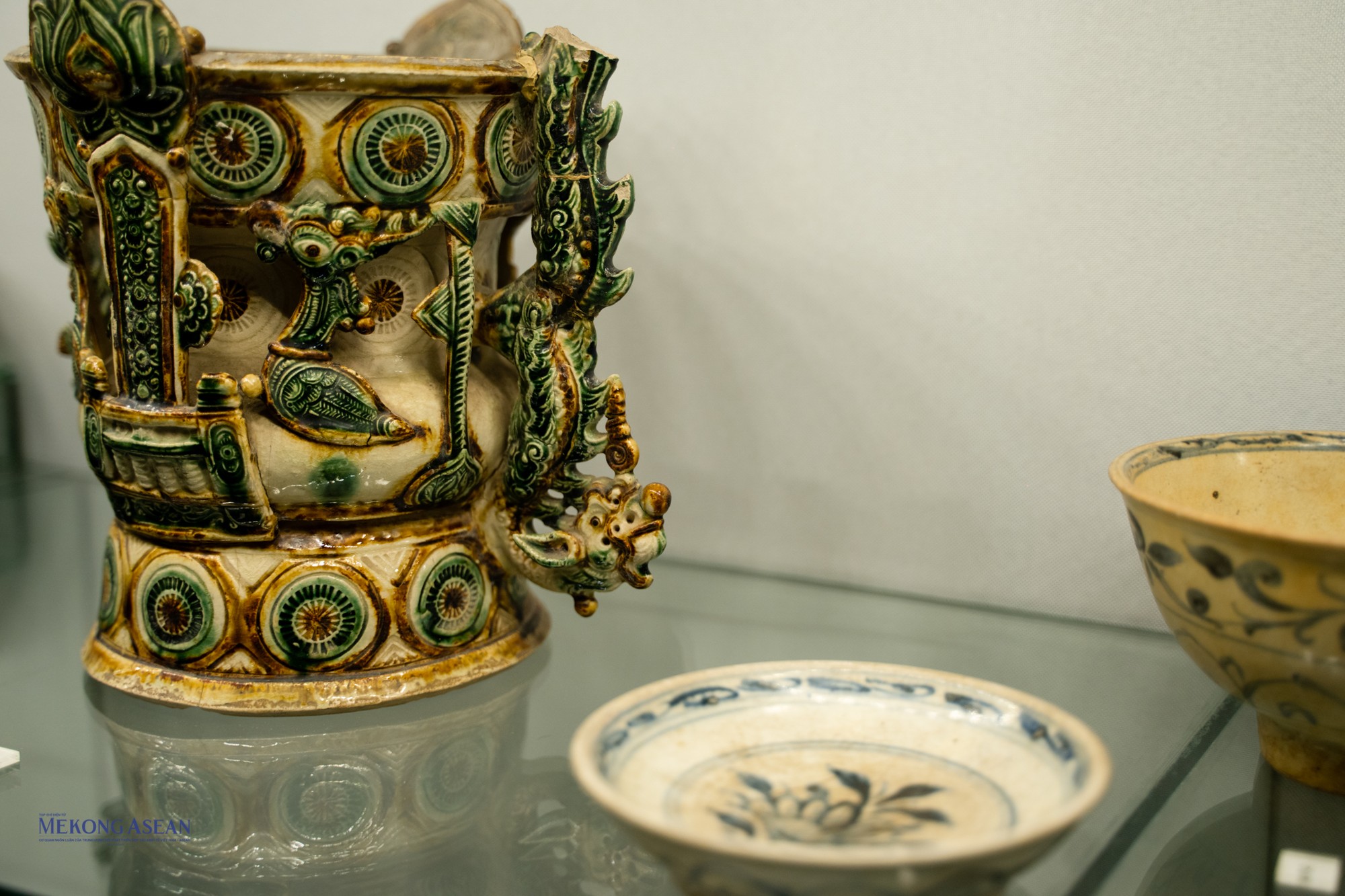 Thời Mạc (1527-1592) l&agrave; một triều đại tiếp nối triều L&ecirc; Sơ, c&ograve;n để lại nhiều dấu ấn về mặt 555Win login đăng nhập, qu&acirc;n sự, gi&aacute;o dục, ngoại giao. Trong đ&oacute;, ng&agrave;nh nghề sản xuất đồ gốm cũng để lại nhiều sản phẩm đặc biệt. Đ&oacute; l&agrave; những đồ gốm c&oacute; minh văn l&agrave; chữ H&aacute;n - N&ocirc;m được khắc, in nổi hay viết bằng men lam tr&ecirc;n c&aacute;c sản phẩm.