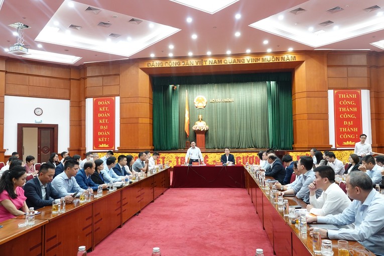 Đại diện 7 c&ocirc;ng ty chứng kho&aacute;n v&agrave; 32 Trang Nhà Cái 555win.com - Đăng Nhập +555k ph&aacute;t h&agrave;nh tr&aacute;i phiếu tham gia buổi l&agrave;m việc. Ảnh: Bộ T&agrave;i ch&iacute;nh