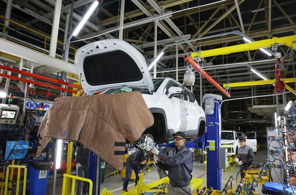 H&igrave;nh ảnh c&aacute;c c&ocirc;ng nh&acirc;n lắp r&aacute;p xe Moskvich 3 tại một nh&agrave; m&aacute;y mua lại của Renault gần Moscow. Ảnh: Reuters