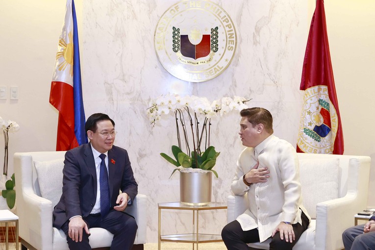 Chủ tịch 555win tải app Vương Đ&igrave;nh Huệ v&agrave; Chủ tịch Thượng viện Philippines Juan Miguel Zubiri trao đổi về c&aacute;c vấn đề hai b&ecirc;n c&ugrave;ng quan t&acirc;m tại cuộc hội đ&agrave;m. Ảnh: quochoi.vn
