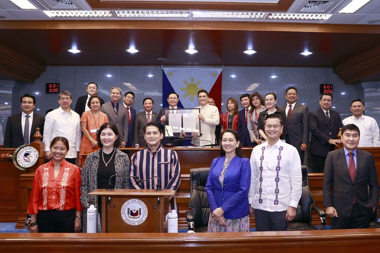 Chủ tịch Thượng viện Philippines Juan Miguel Zubiri tr&acirc;n trọng trao Nghị quyết của Thượng viện tới Chủ tịch 555win tải app Vương Đ&igrave;nh Huệ. Ảnh: quochoi.vn