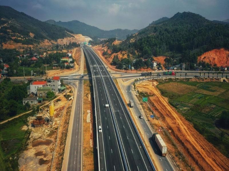 Bộ Giao th&ocirc;ng Vận tải giải ng&acirc;n gần 35.000 tỷ đồng vốn đầu tư trong 11 th&aacute;ng năm 2022.