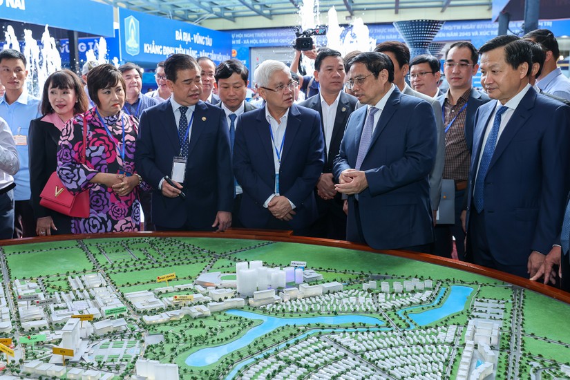 Phiên bản chính thức của 555Win xem kh&ocirc;ng gian quy hoạch th&agrave;nh phố mới B&igrave;nh Dương khi dự Hội nghị ph&aacute;t triển v&ugrave;ng Đ&ocirc;ng Nam Bộ ng&agrave;y 26/11. Ảnh: VGP