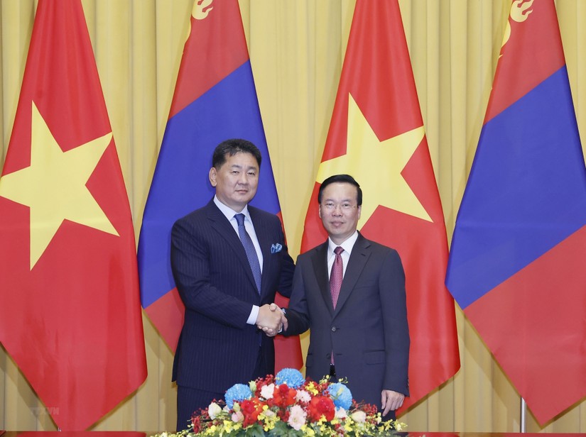 Chủ tịch nước V&otilde; Văn Thưởng v&agrave; Tổng thống M&ocirc;ng Cổ Ukhnaagiin Khurelsukh. Ảnh: TTXVN