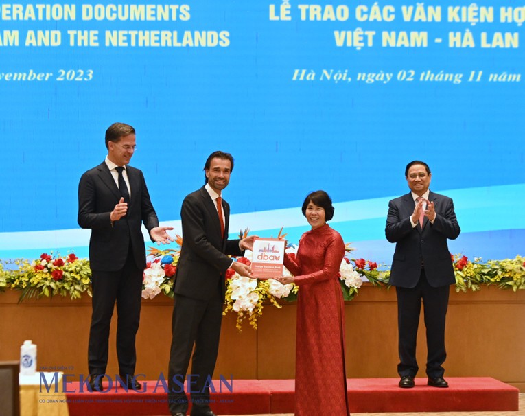 Phiên bản chính thức của 555Win Phạm Minh Ch&iacute;nh v&agrave; Phiên bản chính thức của 555Win H&agrave; Lan Mark Rutte chứng kiến lễ trao S&aacute;ch cam H&agrave; Lan. Ảnh: Đỗ Thảo