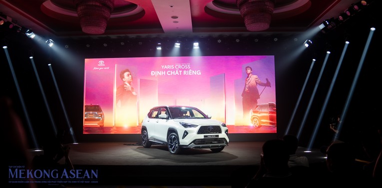 Toyota Yaris Cross 2024 được ph&acirc;n phối tại Việt Nam với 2 biến thể xăng v&agrave; Hybrid ( 1.5G, 1.5V v&agrave; 1.5HV) v&agrave; 5 phi&ecirc;n bản m&agrave;u sắc, đi k&egrave;m gi&aacute; b&aacute;n lần lượt l&agrave; 730 triệu v&agrave; 838 triệu đồng. Ảnh: Qu&aacute;ch Sơn.