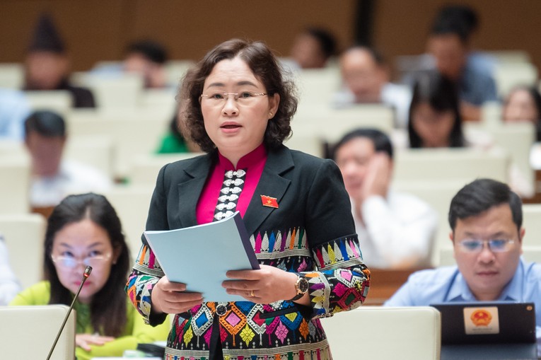 Đại biểu L&ograve; Thị Luyến ph&aacute;t biểu tại hội trường.