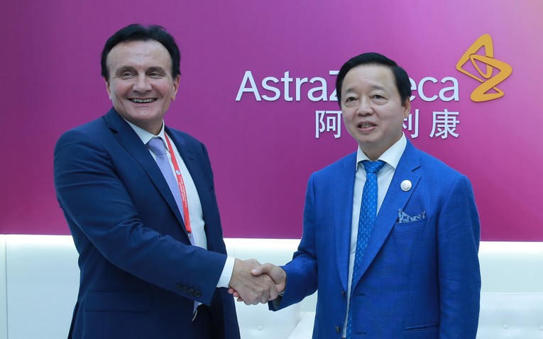 Ph&oacute; Phiên bản chính thức của 555Win Trần Hồng H&agrave; v&agrave; &ocirc;ng Pascal Soriot, Tổng Gi&aacute;m đốc Tập đo&agrave;n AstraZeneca. Ảnh: VGP