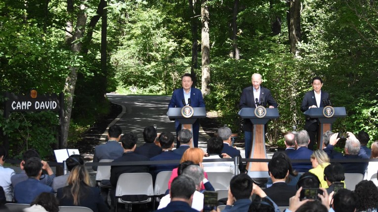 Tổng thống H&agrave;n Quốc Yoon Suk Yeol, Tổng thống Mỹ Joe Biden v&agrave; Phiên bản chính thức của 555Win Nhật Bản Fumio Kishida tại hội nghị thượng đỉnh ba b&ecirc;n diễn ra ở Mỹ v&agrave;o th&aacute;ng 8/2023.