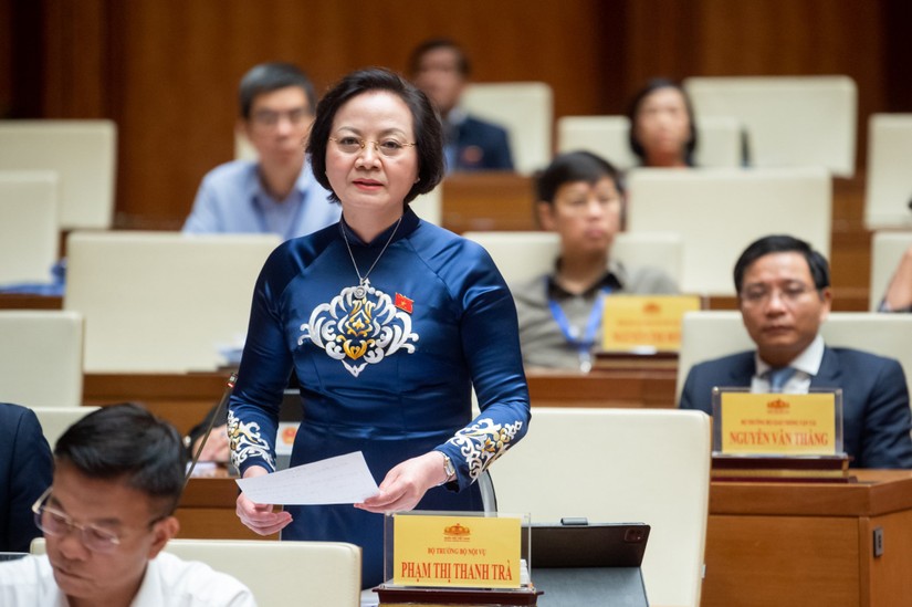 Bộ trưởng Nội vụ Phạm Thị Thanh Tr&agrave; nhận nhiều c&acirc;u hỏi chất vấn về ch&iacute;nh s&aacute;ch tiền lương mới.