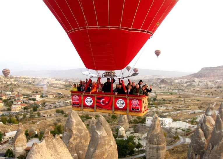 Nhiều du kh&aacute;ch b&agrave;y tỏ th&iacute;ch th&uacute; khi dễ d&agrave;ng tham gia trải nghiệm bay bằng khinh kh&iacute; cầu tại Cappadocia, Thổ Nhĩ Kỳ th&ocirc;ng qua ứng dụng đặt xe c&ocirc;ng nghệ Uber.