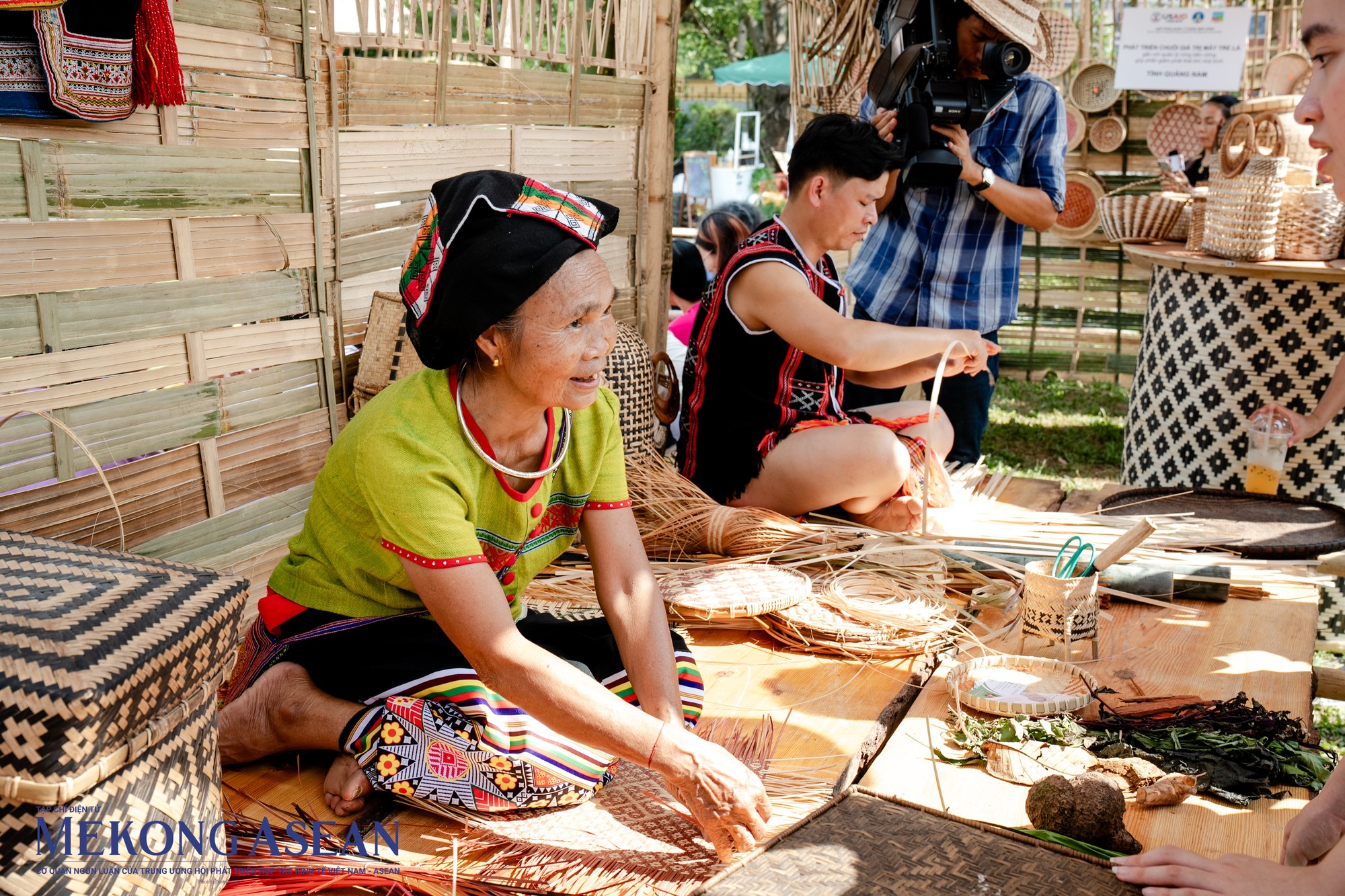 Du kh&aacute;ch được ch&iacute;nh những người thợ l&agrave;nh nghề hướng dẫn, tham gia l&agrave;m những sản phẩm l&agrave;m từ tre, m&acirc;y.