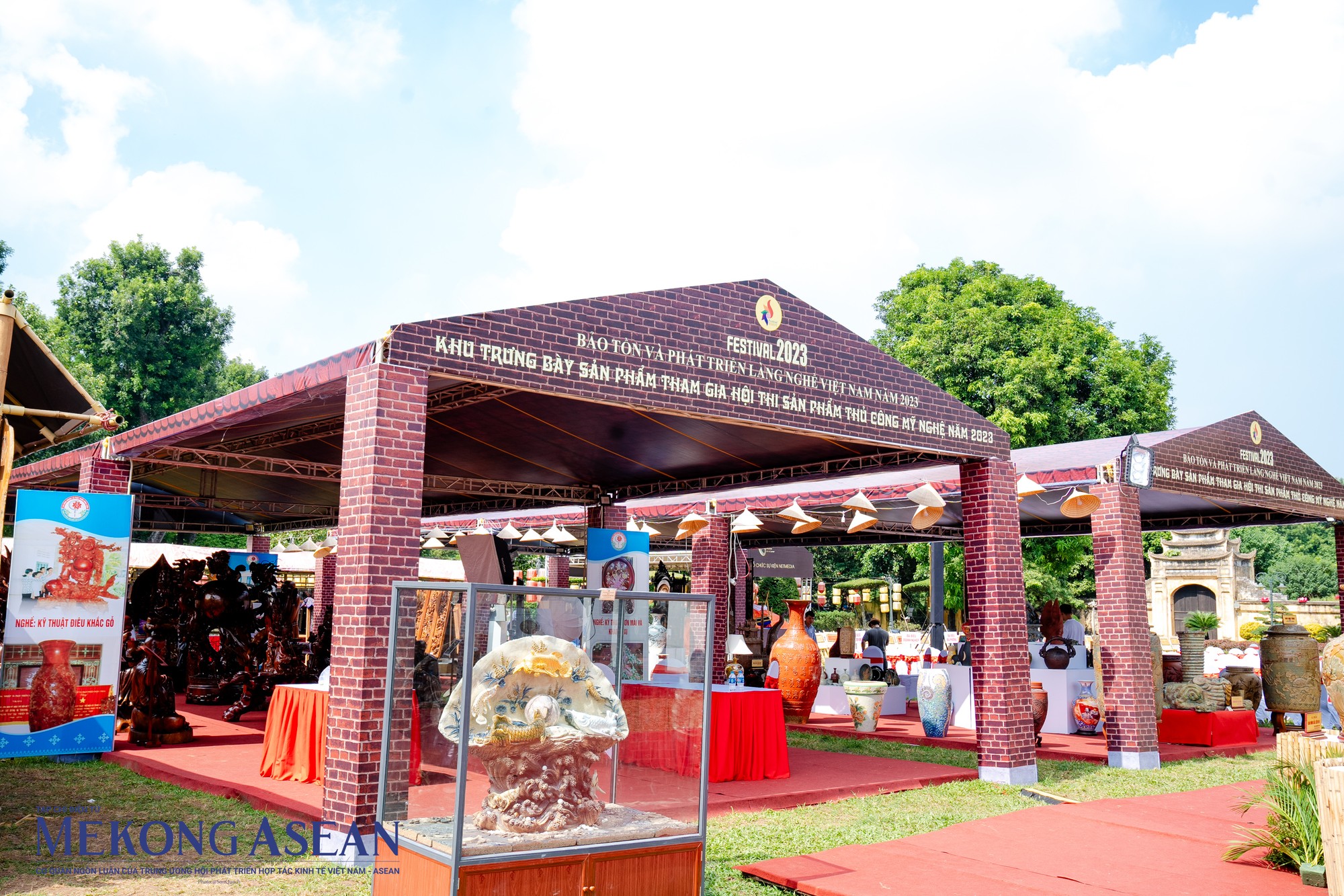 Kh&ocirc;ng gian trưng b&agrave;y sản phẩm thủ c&ocirc;ng mỹ nghệ tham dự Hội thi sản phẩm thủ c&ocirc;ng mỹ nghệ Việt Nam năm 2023 c&oacute; diện t&iacute;ch 450 m2, tương đương 50 gian h&agrave;ng. Kh&ocirc;ng gian trưng b&agrave;y được thiết kế mở nhằm tăng t&iacute;nh thẩm mỹ, tạo cảm gi&aacute;c thoải m&aacute;i, gần gũi với kh&aacute;ch tham quan.
