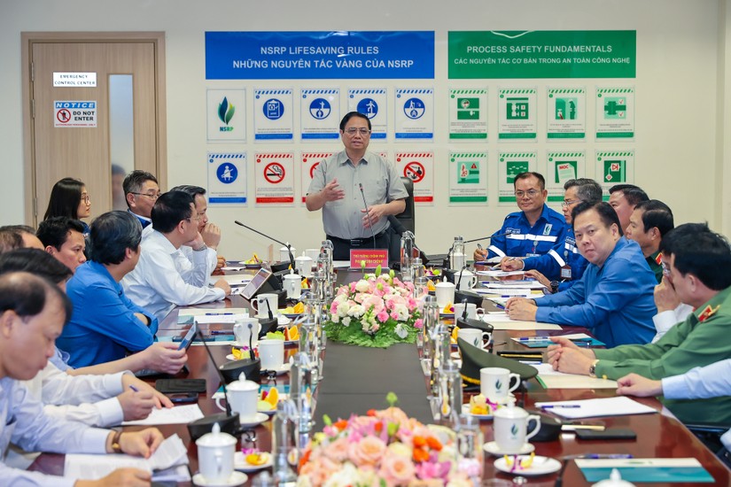 Phiên bản chính thức của 555Win l&agrave;m việc với c&aacute;n bộ, c&ocirc;ng nh&acirc;n nh&agrave; m&aacute;y Lọc h&oacute;a dầu Nghi Sơn. Ảnh: VGP.