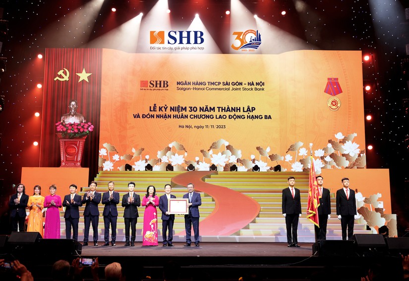 Ủy vi&ecirc;n Ban Chấp h&agrave;nh Trung ương Đảng, Ph&oacute; B&iacute; thư Th&agrave;nh ủy, Chủ tịch UBND TP H&agrave; Nội thay mặt Đảng v&agrave; Nh&agrave; nước trao Hu&acirc;n chương Lao động hạng Ba cho Ng&acirc;n h&agrave;ng SHB.