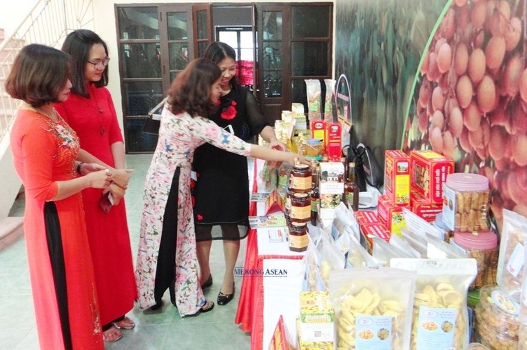 Đến ng&agrave;y 30/10, cấp huyện, cấp tỉnh ở Hưng Y&ecirc;n đ&atilde; tổ chức đ&aacute;nh gi&aacute;, xếp hạng v&agrave; c&ocirc;ng nhận cho 250 sản phẩm OCOP.