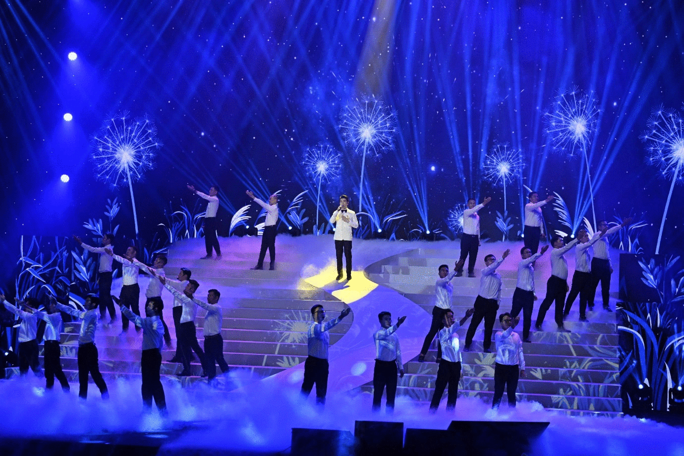 Ph&oacute; Chủ tịch Đỗ Quang Vinh c&ugrave;ng c&aacute;n bộ nh&acirc;n vi&ecirc;n SHB tr&igrave;nh diễn bản mashup 2 ca kh&uacute;c Tự nguyện v&agrave; Một rừng c&acirc;y, một đời người