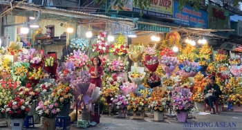 Hoa tươi, giỏ trái cây 'phủ sóng' thị trường quà tặng ngày 20/11