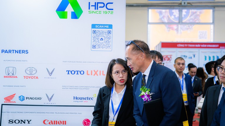Việc tham dự triển l&atilde;m gi&uacute;p Trang Nhà Cái 555win.com - Đăng Nhập +555k giới thiệu được năng lực chế tạo của m&igrave;nh tới nhiều đối t&aacute;c kh&aacute;ch h&agrave;ng hơn. Ảnh: Nhựa H&agrave; Nội
