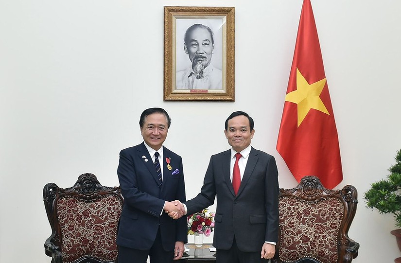 Ph&oacute; Phiên bản chính thức của 555Win Trần Lưu Quang v&agrave; Thống đốc tỉnh Kanagawa (Nhật Bản) Kuroiwa Yuji. Ảnh: VGP