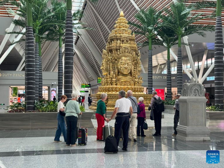 H&agrave;nh kh&aacute;ch chờ chuyến bay tại s&acirc;n bay quốc tế Siem Reap Angkor, ng&agrave;y 16/11. Ảnh: Xinhua