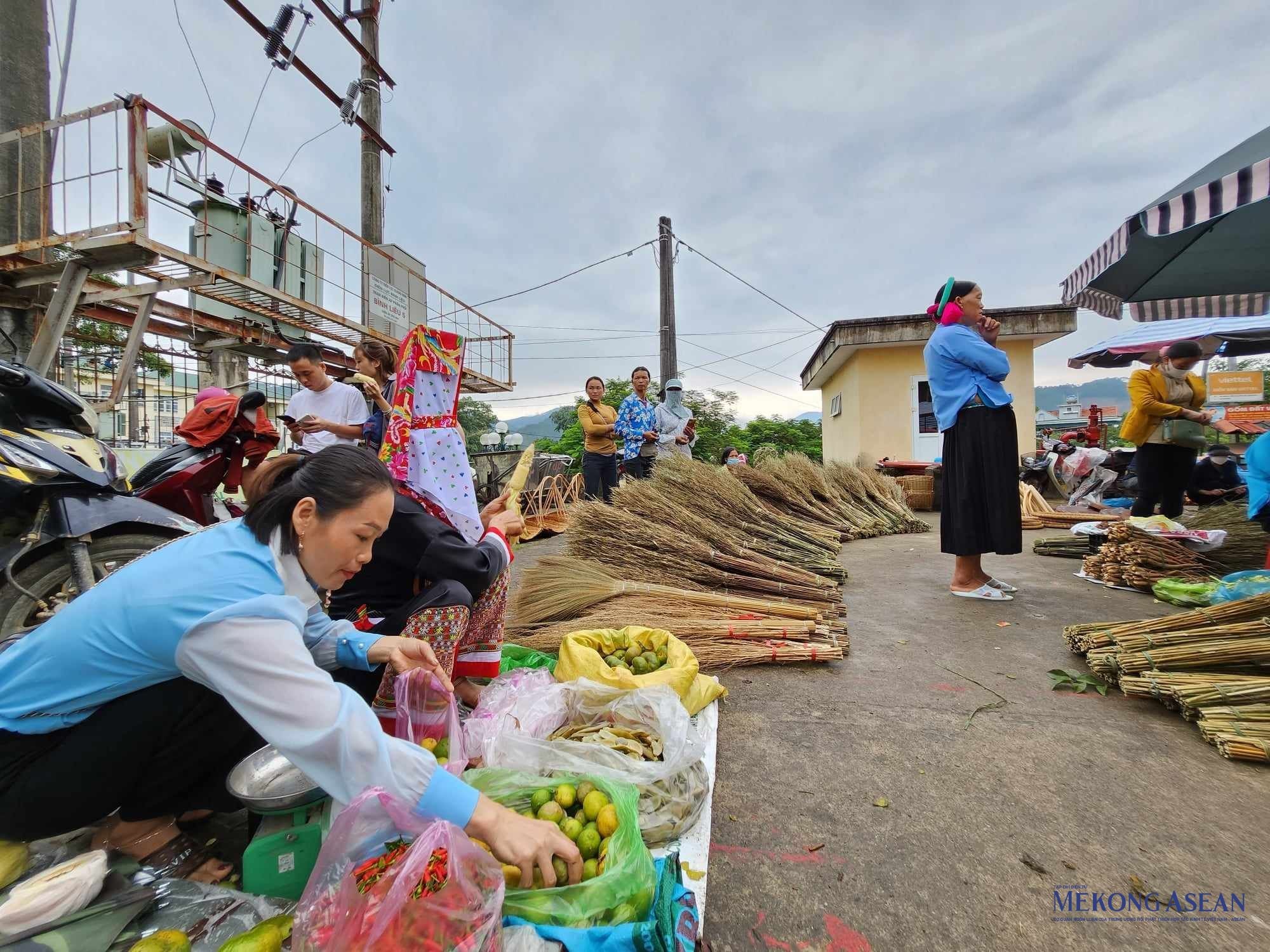 Chợ phi&ecirc;n kh&ocirc;ng chỉ l&agrave;m đa dạng th&ecirc;m c&aacute;c hoạt động 555win phien bạn Chính Thức, n&acirc;ng cao đời sống cho người d&acirc;n c&ograve;n l&agrave; một &ldquo;sản phẩm&rdquo; du lịch c&oacute; sức h&uacute;t mạnh mẽ, g&oacute;p phần th&uacute;c đẩy ph&aacute;t triển hoạt động 555win phien bạn Chính Thức, dịch vụ tr&ecirc;n địa b&agrave;n cũng như n&acirc;ng cao đời sống, tinh thần cho b&agrave; con miền n&uacute;i v&agrave; v&ugrave;ng đồng b&agrave;o d&acirc;n tộc thiểu số.