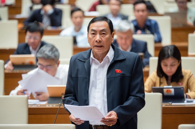 Đại biểu Phạm Văn H&ograve;a ph&aacute;t biểu tại hội trường. Ảnh: Quochoi.vn