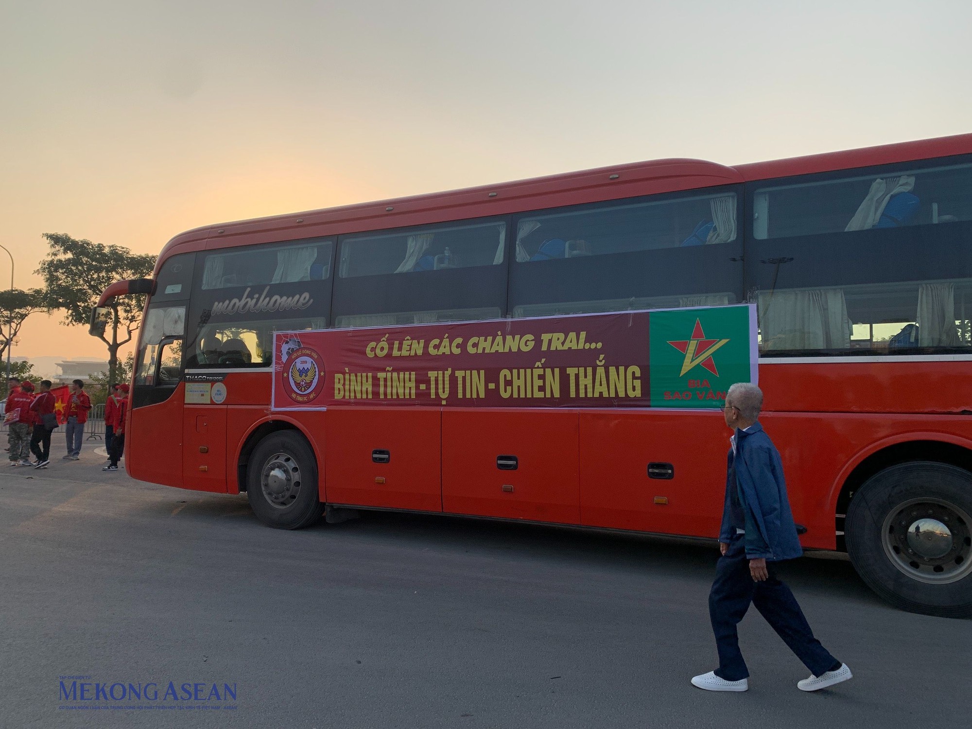 Đo&agrave;n xe của c&aacute;c cổ động vi&ecirc;n đến từ H&agrave; Tĩnh c&oacute; mặt v&agrave;o khoảng 16 giờ 30 chiều, với tấm &aacute;p ph&iacute;ch cổ vũ cho đội tuyển Việt Nam. Ảnh: Thu Trang - 555win Login