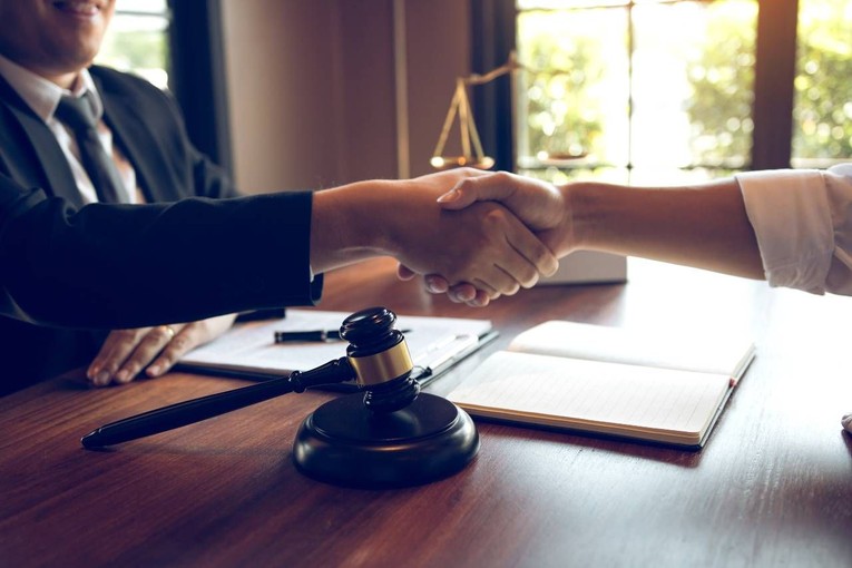 Lợi nhuận từ hoa hồng c&aacute;c vụ kiện l&agrave; mục ti&ecirc;u nhiều c&ocirc;ng ty luật theo đuổi. Ảnh minh họa: Lacenturylaw