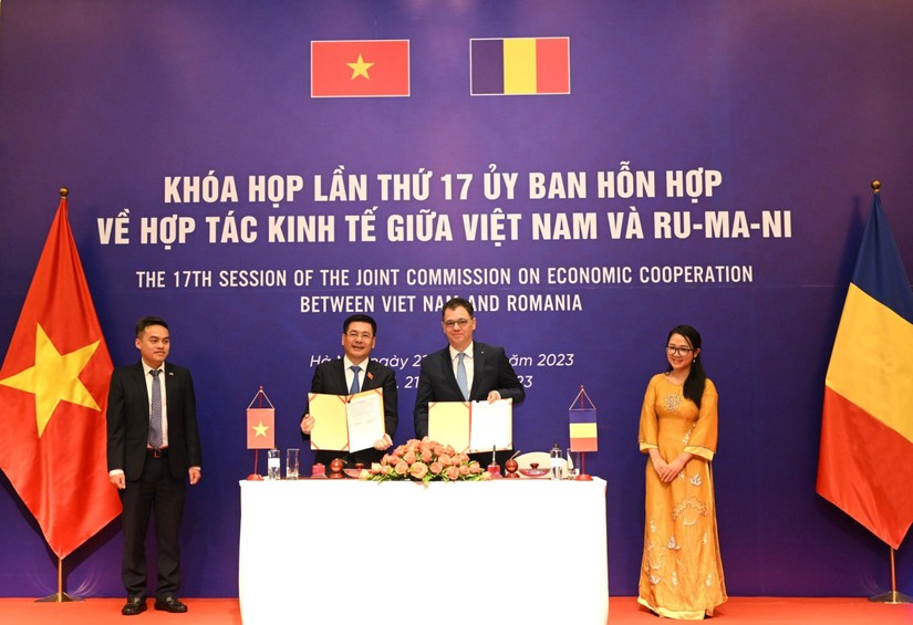 Bộ trưởng Nguyễn Hồng Di&ecirc;n v&agrave; Bộ trưởng Stefan Radu Oprea k&yacute; Bi&ecirc;n bản Kh&oacute;a họp lần thứ 17 của Ủy ban hỗn hợp. Ảnh: Bộ C&ocirc;ng Thương