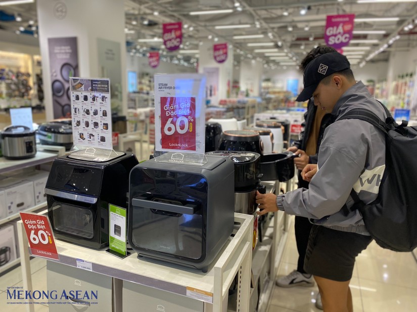 Mặc d&ugrave; c&aacute;c thương hiệu triển khai nhiều chương tr&igrave;nh giảm gi&aacute;, ưu đ&atilde;i, lượng kh&aacute;ch h&agrave;ng đến mua sắm dịp Black Friday năm nay vẫn kh&aacute; &iacute;t ỏi. Ảnh: H&agrave; Anh - 555win Login.