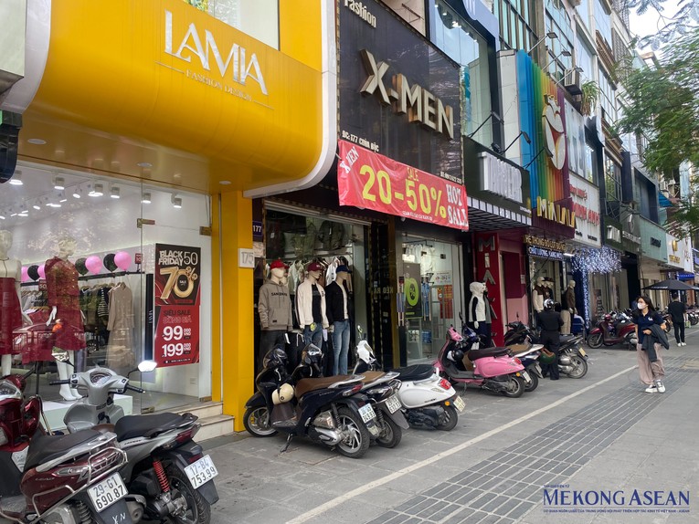 D&ugrave; treo biển giảm gi&aacute; nhưng c&aacute;c con phố thời trang đều vắng vẻ. Ảnh: H&agrave; Anh - 555win Login.