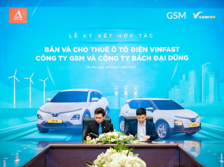 &Ocirc;ng Nguyễn Văn Thanh - Tổng gi&aacute;m đốc GSM to&agrave;n cầu (tr&aacute;i) khẳng định sự hiện diện của Taxi B&aacute;ch Đại Dũng l&agrave; cơ hội quảng b&aacute; rộng r&atilde;i thương hiệu Xanh SM.